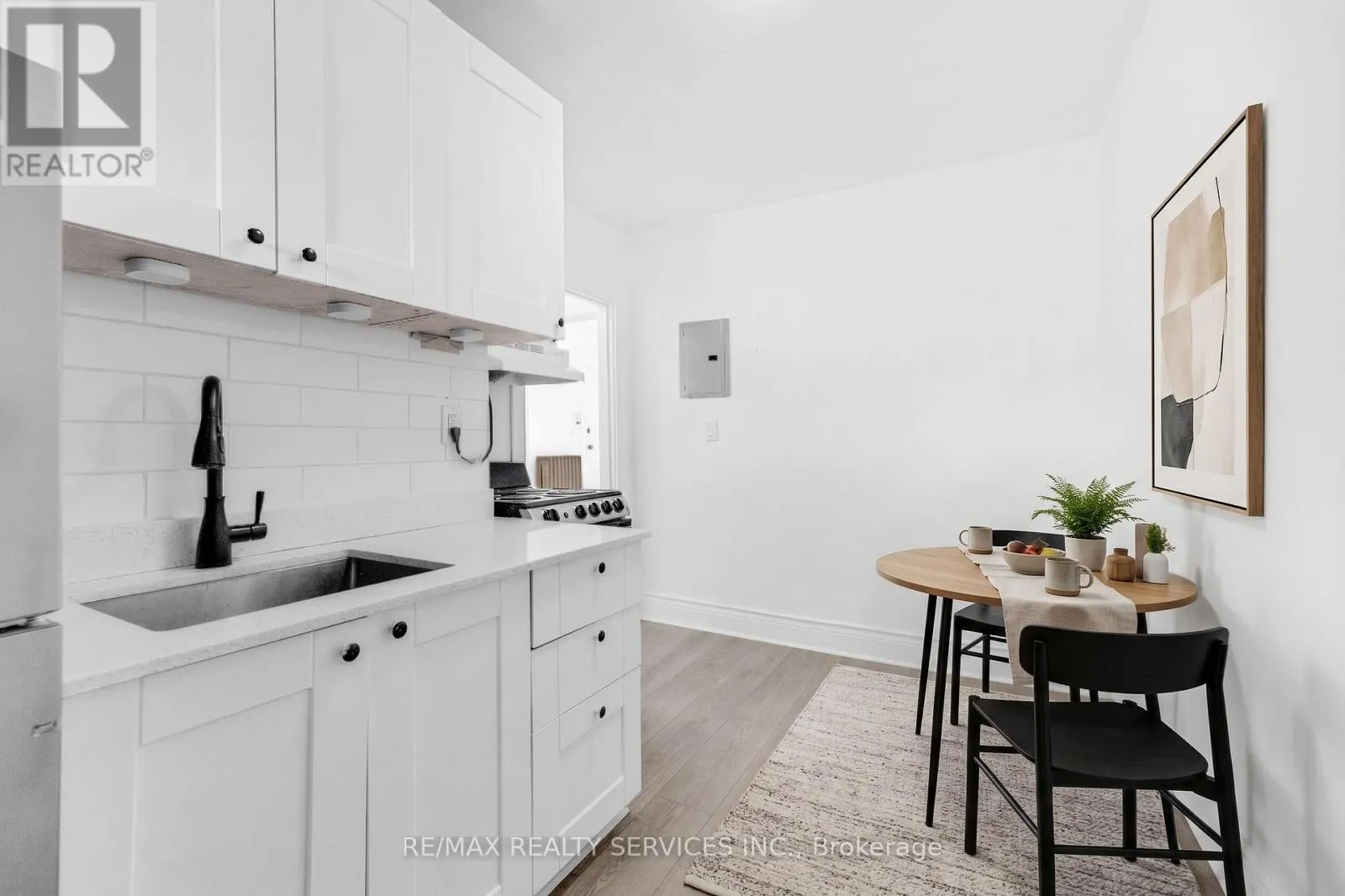 7 - 5 FAIRHOLT ROAD N
