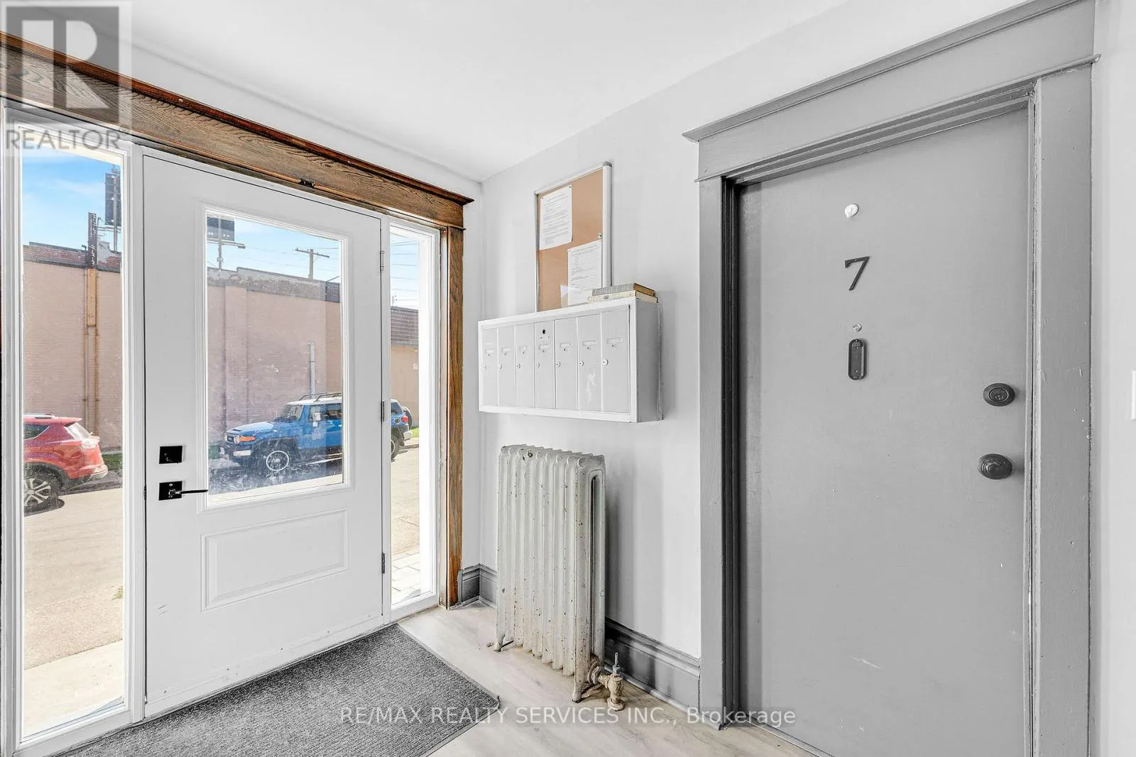 7 - 5 FAIRHOLT ROAD N