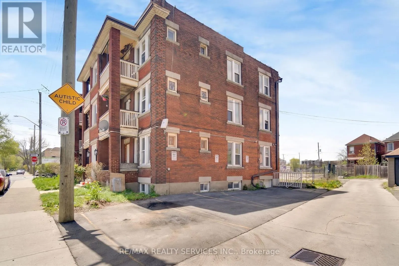 7 - 5 FAIRHOLT ROAD N