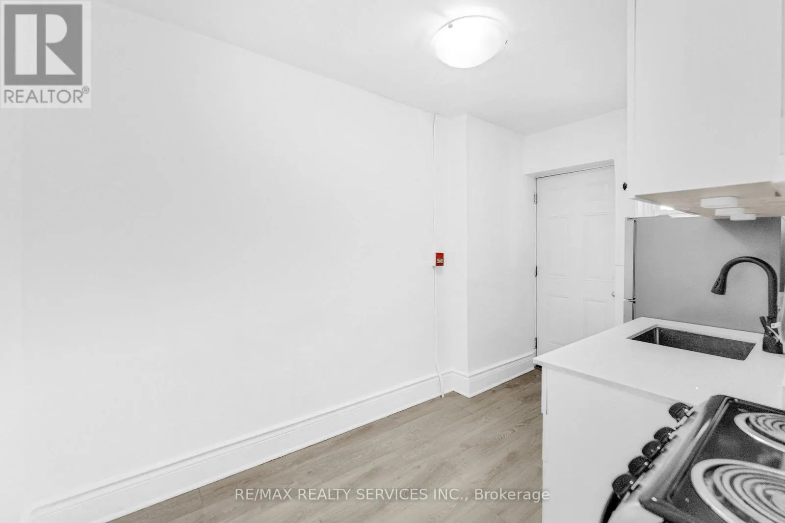 7 - 5 FAIRHOLT ROAD N
