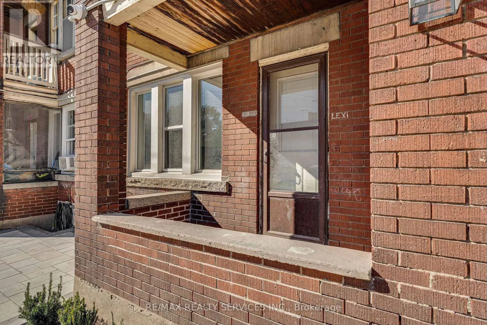 7 - 5 FAIRHOLT ROAD N