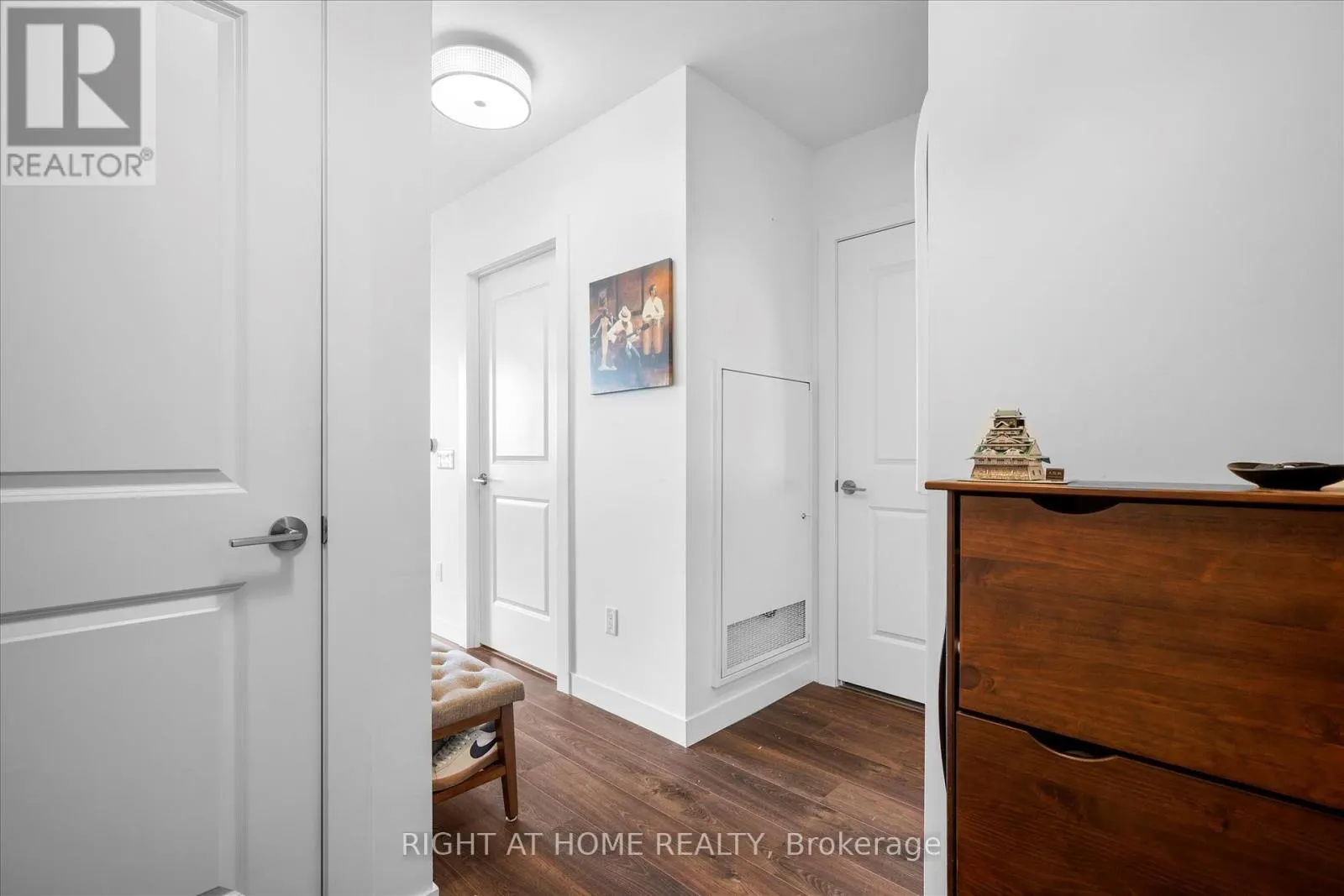 806 - 181 KING STREET S