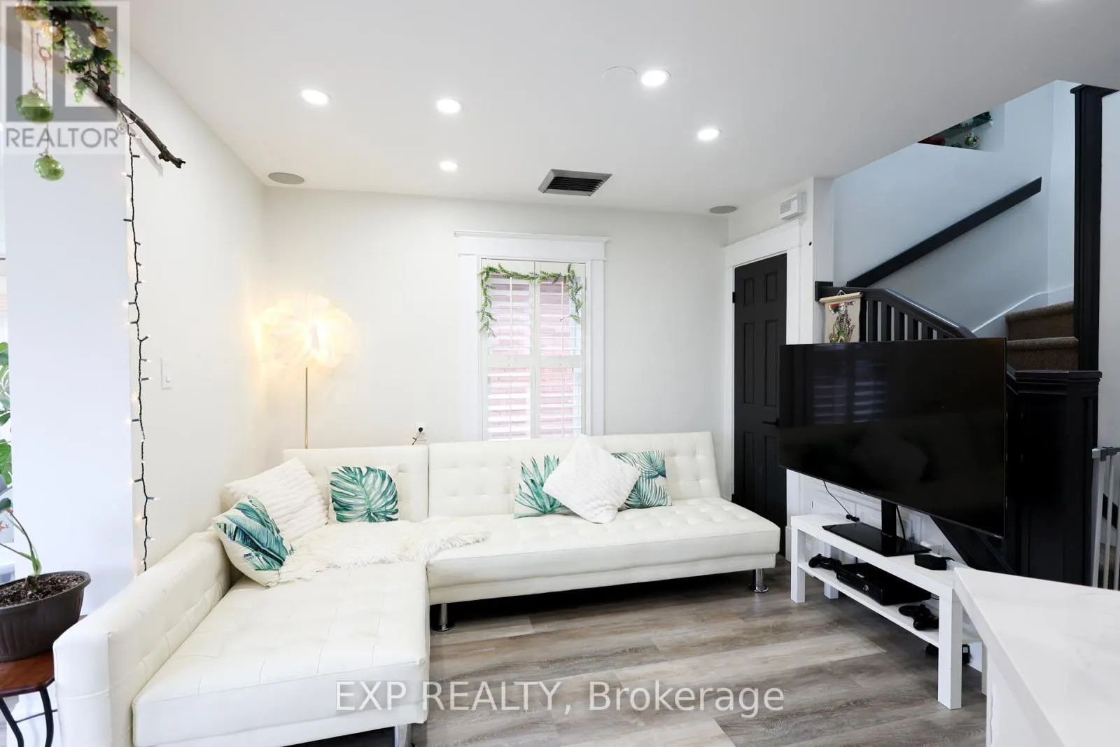 UPPER - 111 BALSAM AVENUE S