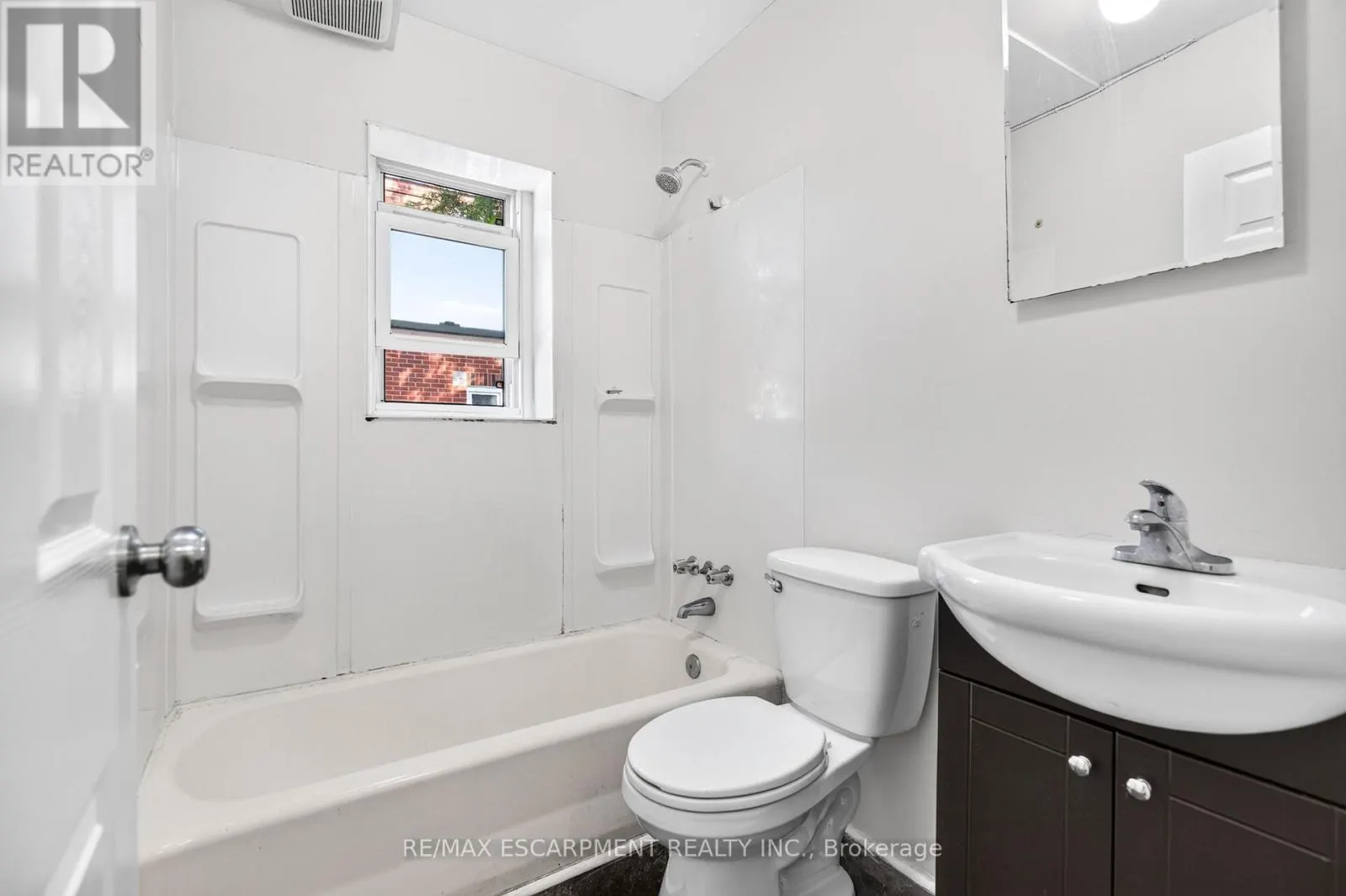 3 - 3 APPLEWOOD AVENUE