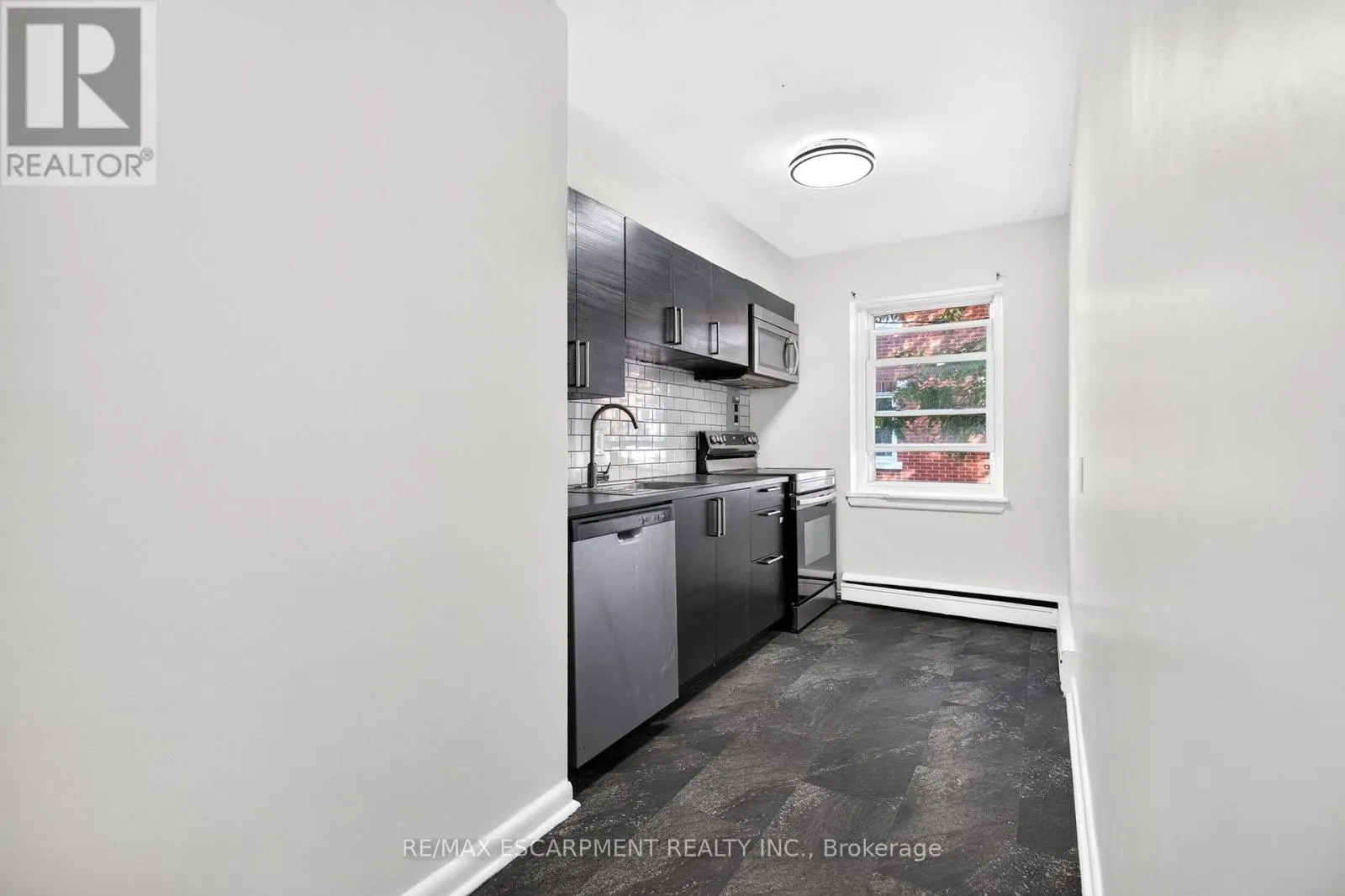 3 - 3 APPLEWOOD AVENUE