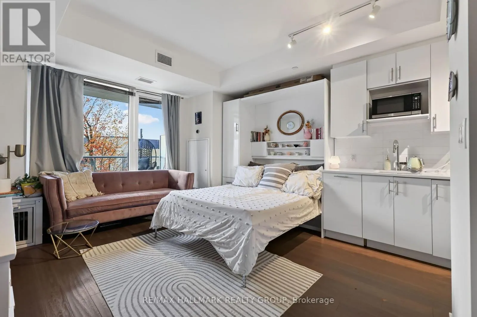 403 - 530 DE MAZENOD AVENUE