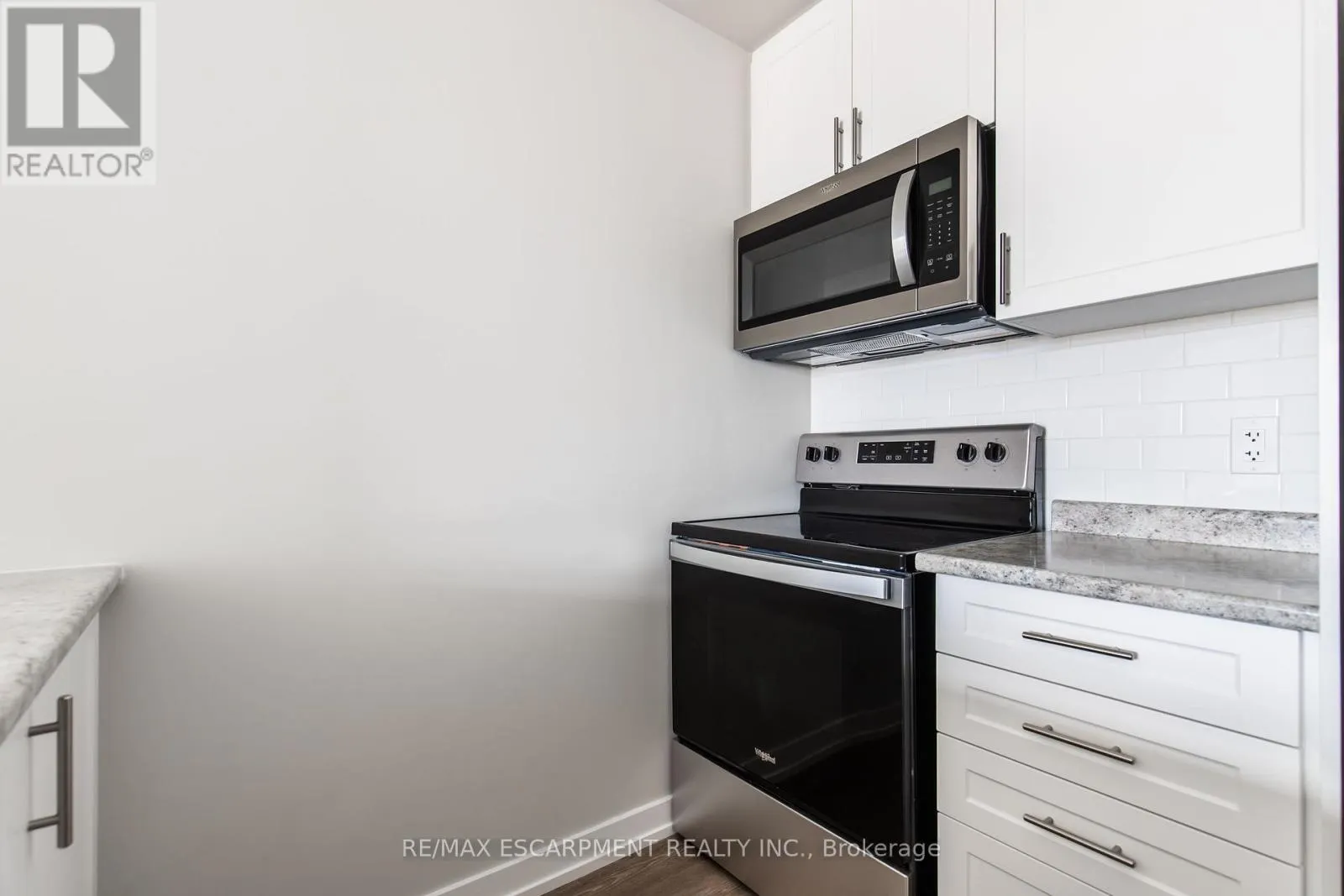 1211 - 870 QUEENSTON ROAD