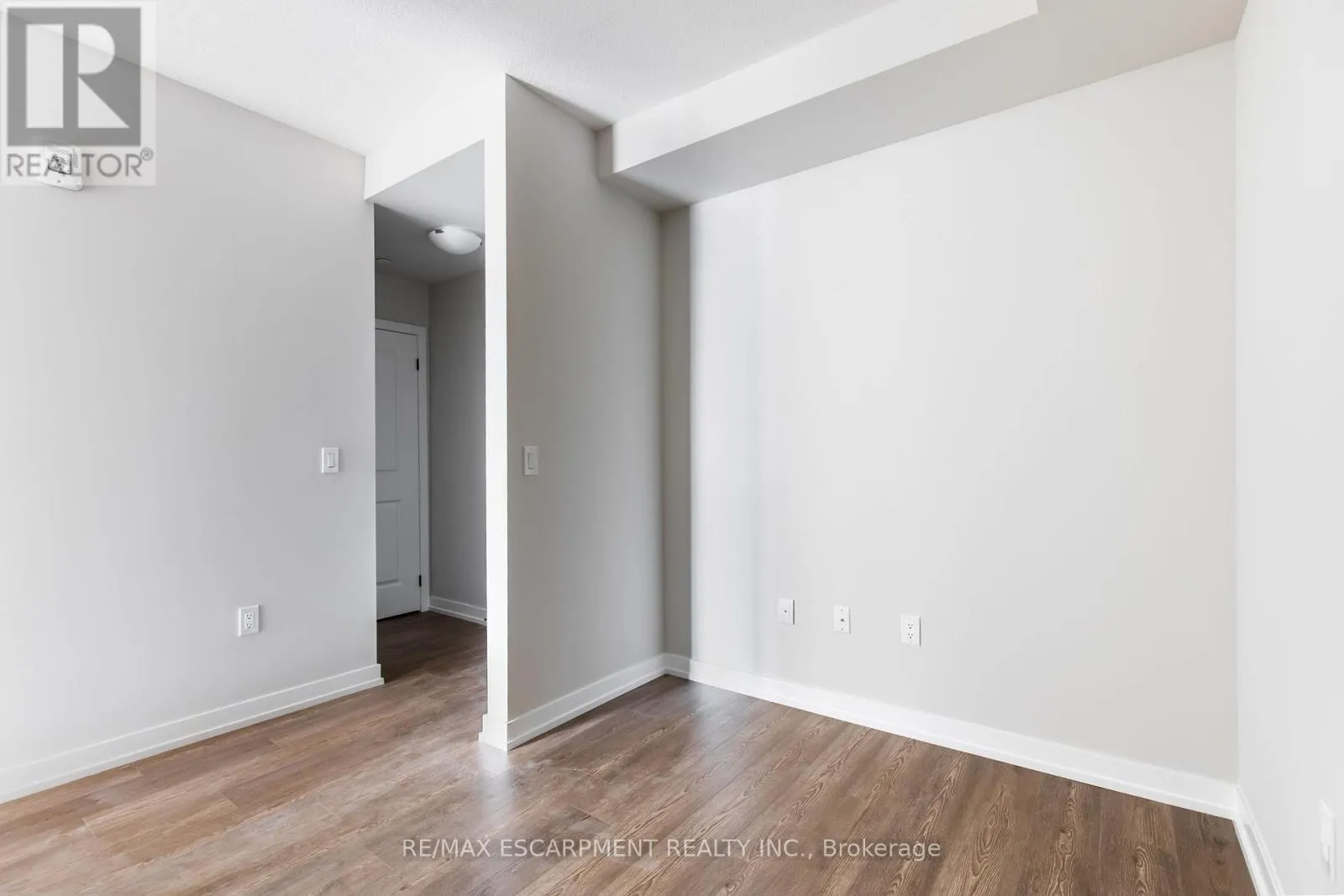 1211 - 870 QUEENSTON ROAD
