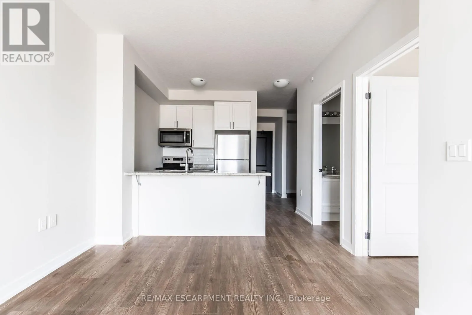 1211 - 870 QUEENSTON ROAD