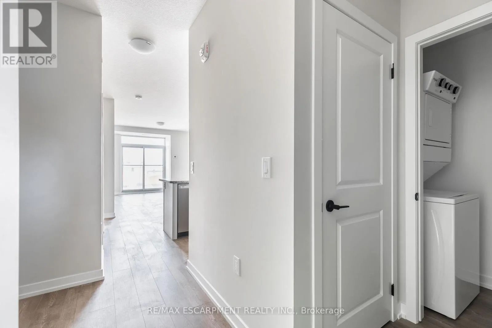 1211 - 870 QUEENSTON ROAD