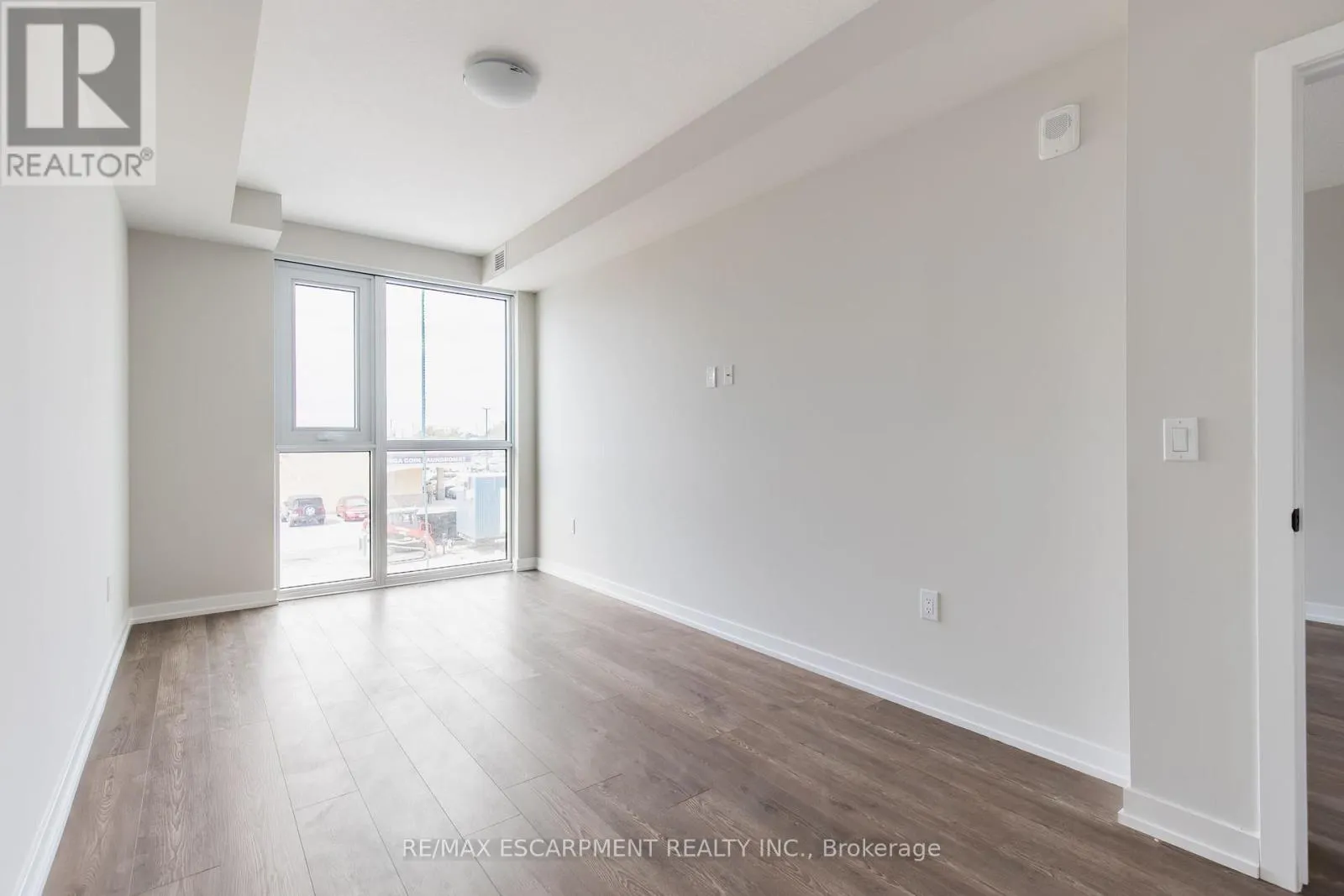 1211 - 870 QUEENSTON ROAD