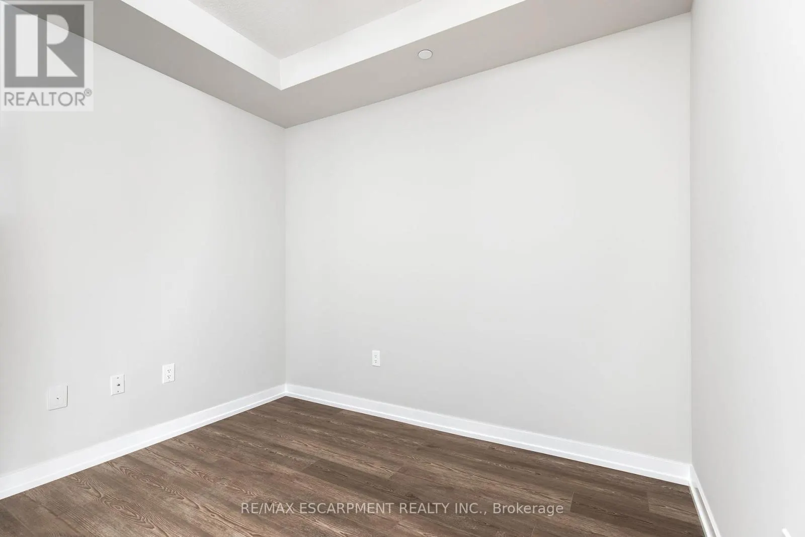 1211 - 870 QUEENSTON ROAD