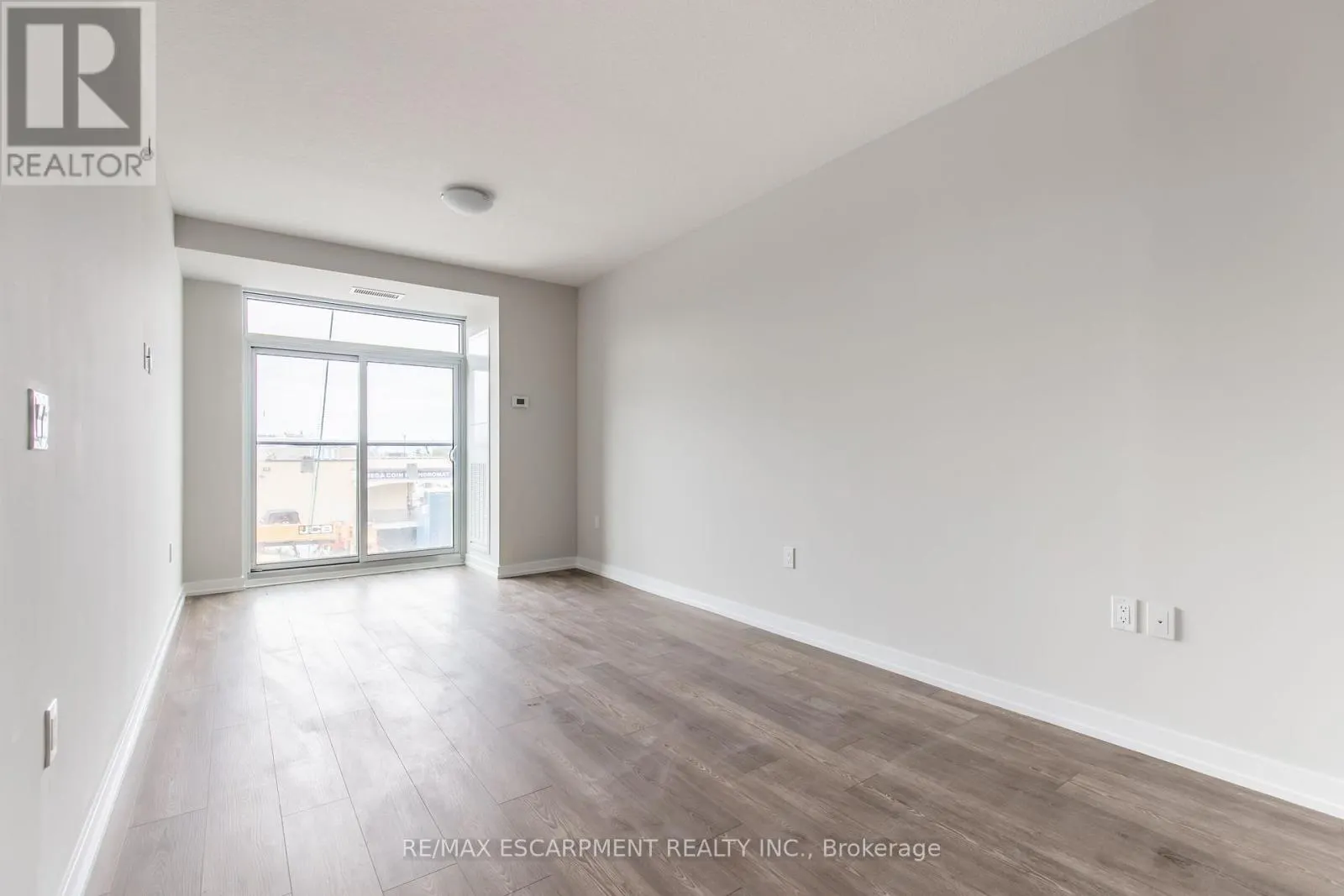 1211 - 870 QUEENSTON ROAD