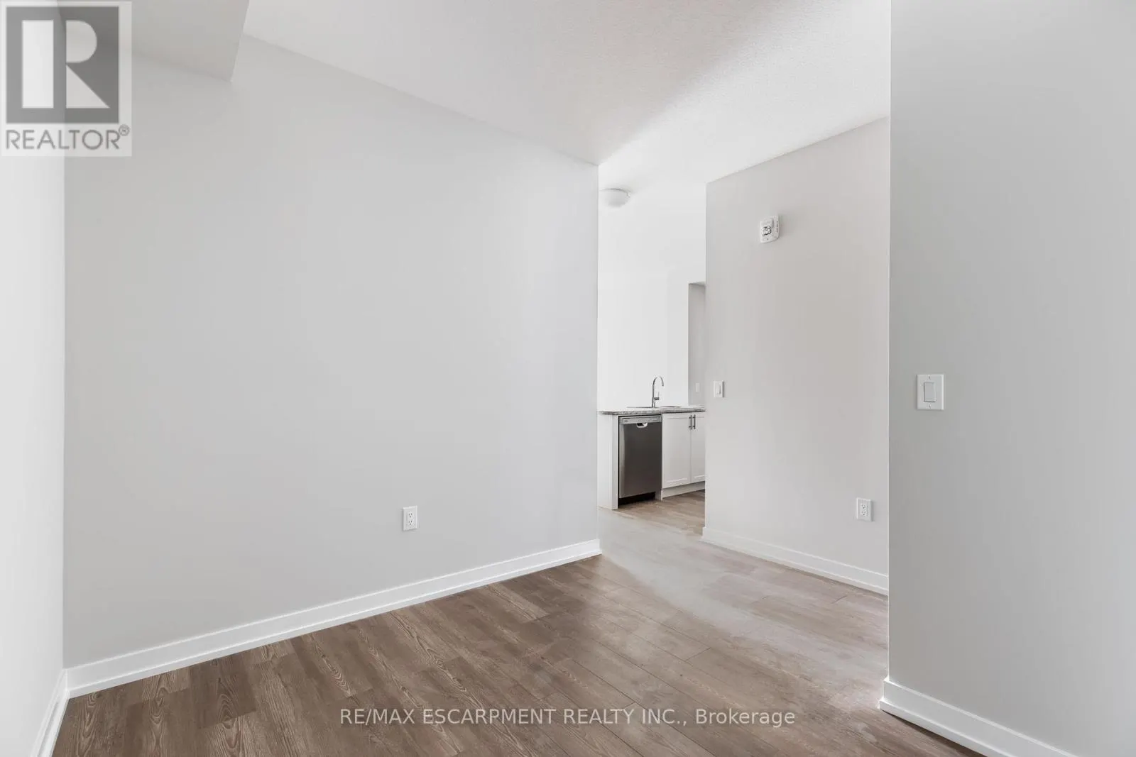 1211 - 870 QUEENSTON ROAD