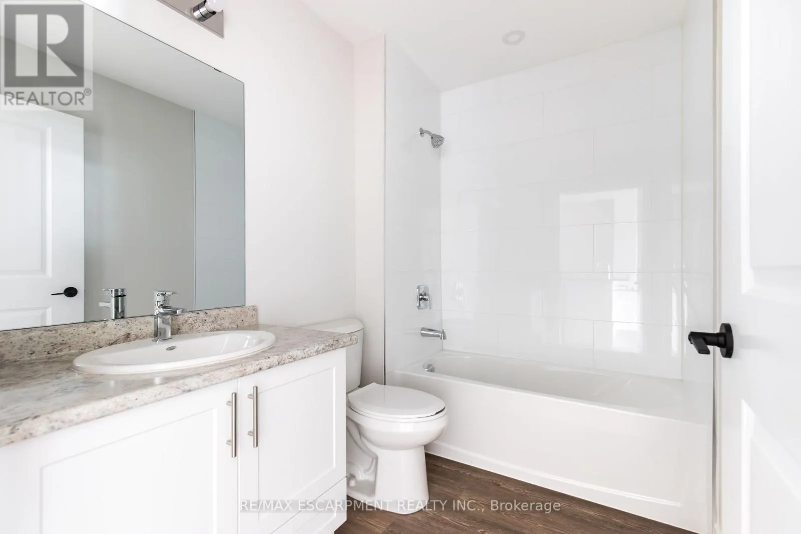 1211 - 870 QUEENSTON ROAD