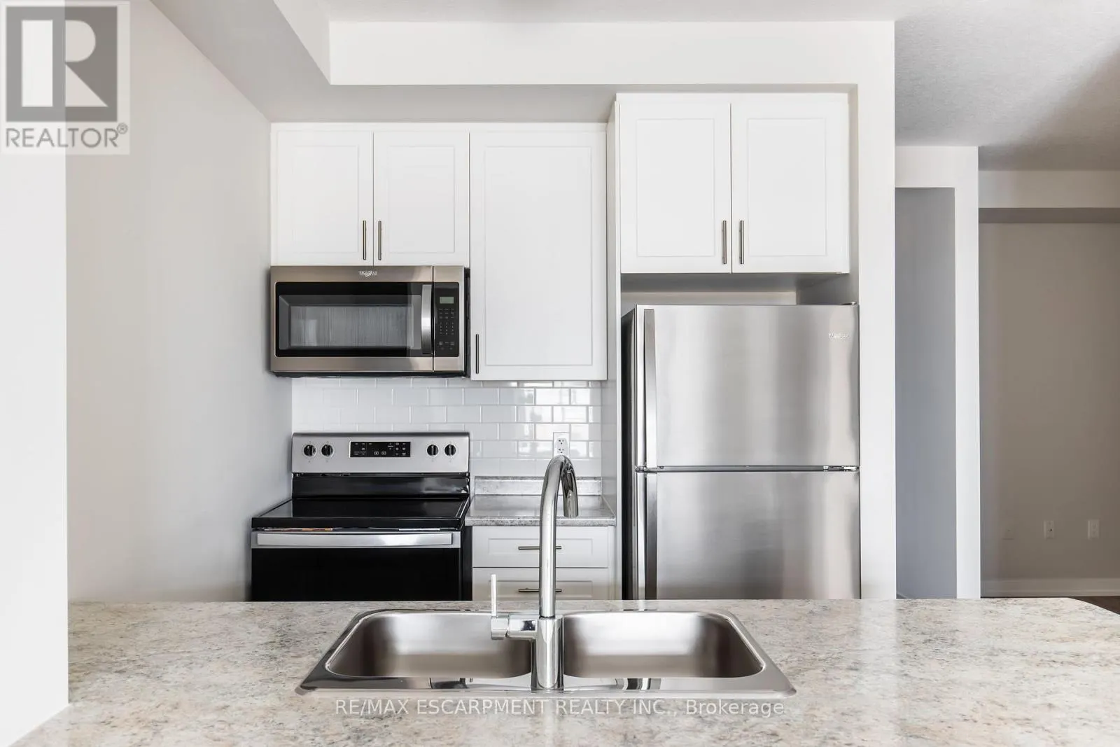 1211 - 870 QUEENSTON ROAD