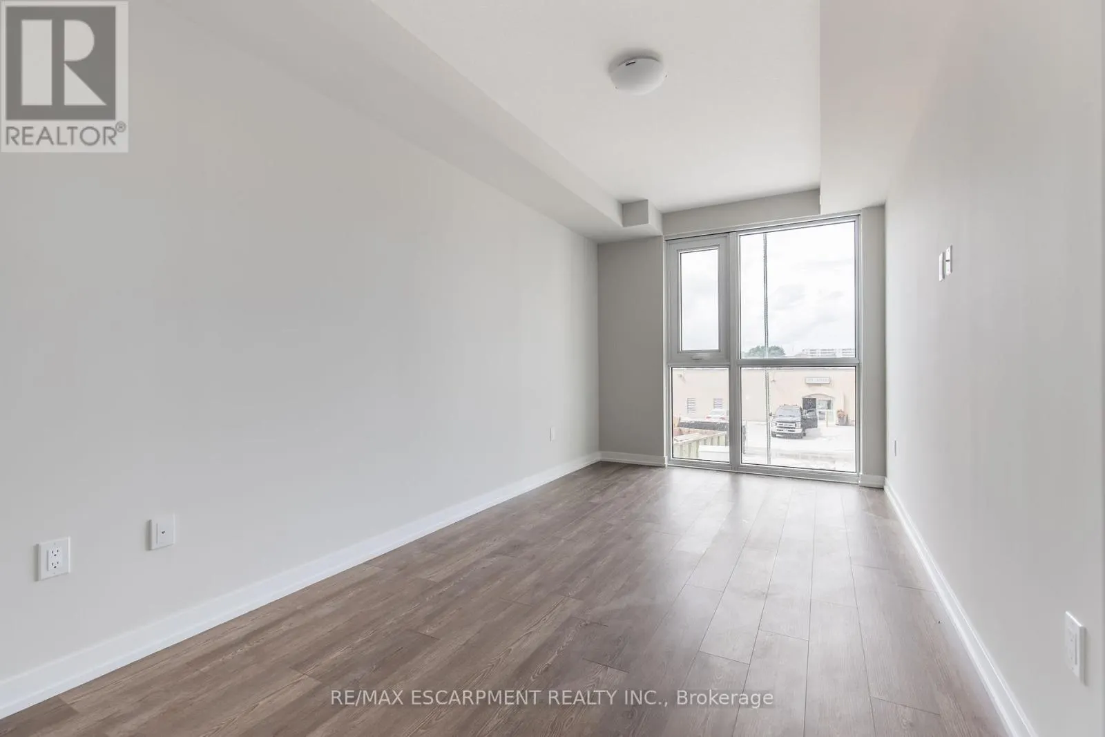 1211 - 870 QUEENSTON ROAD
