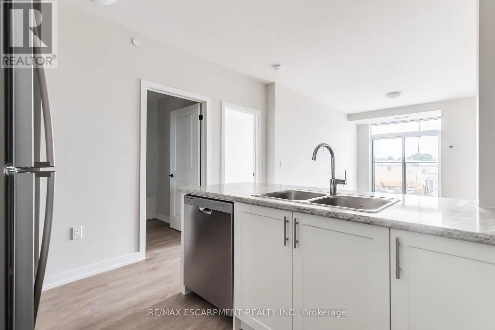 1211 - 870 QUEENSTON ROAD