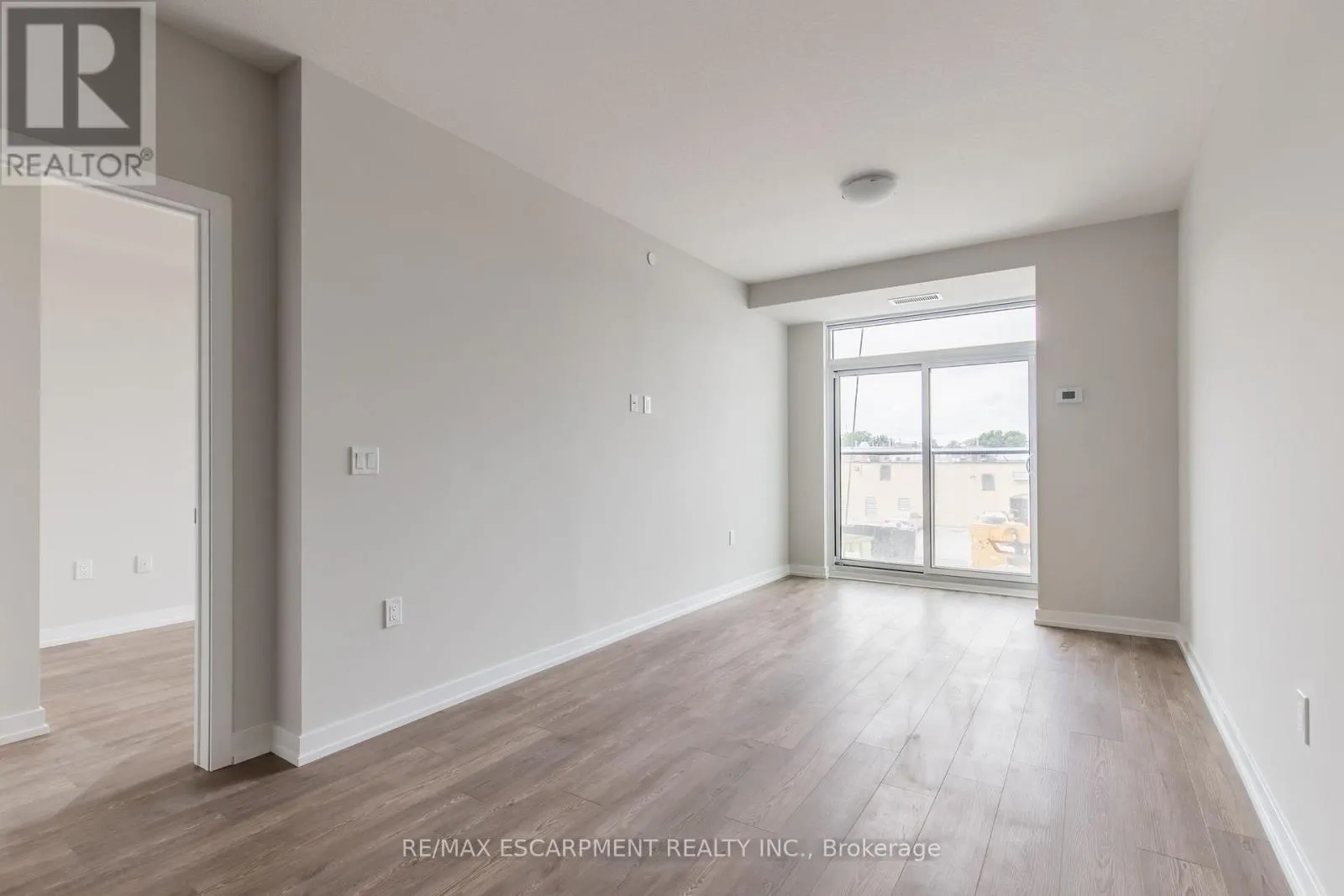 1211 - 870 QUEENSTON ROAD