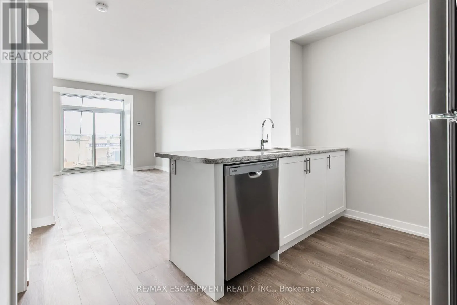 1211 - 870 QUEENSTON ROAD