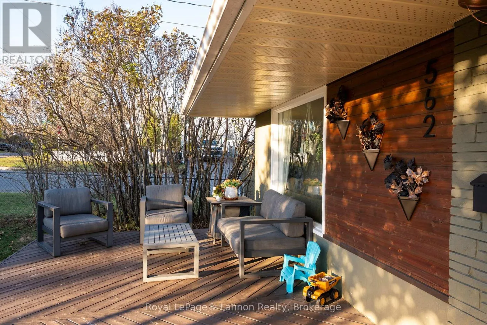 562 LESLIE AVENUE