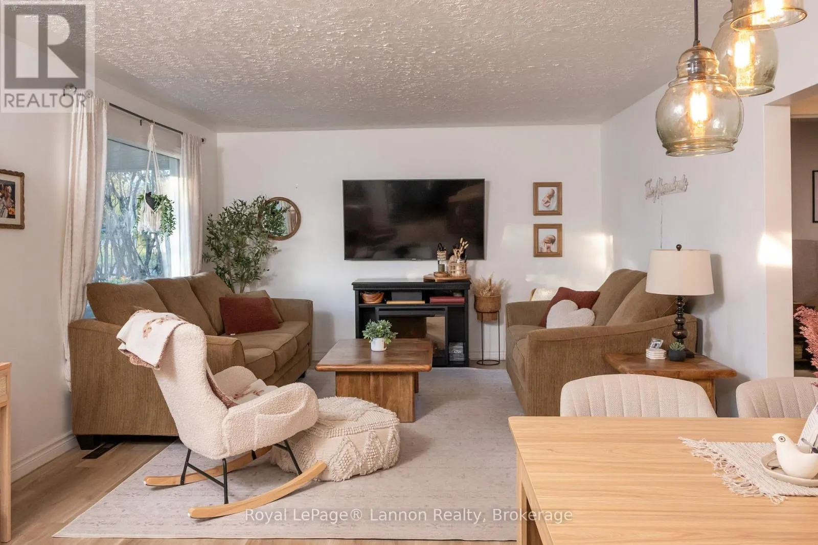 562 LESLIE AVENUE