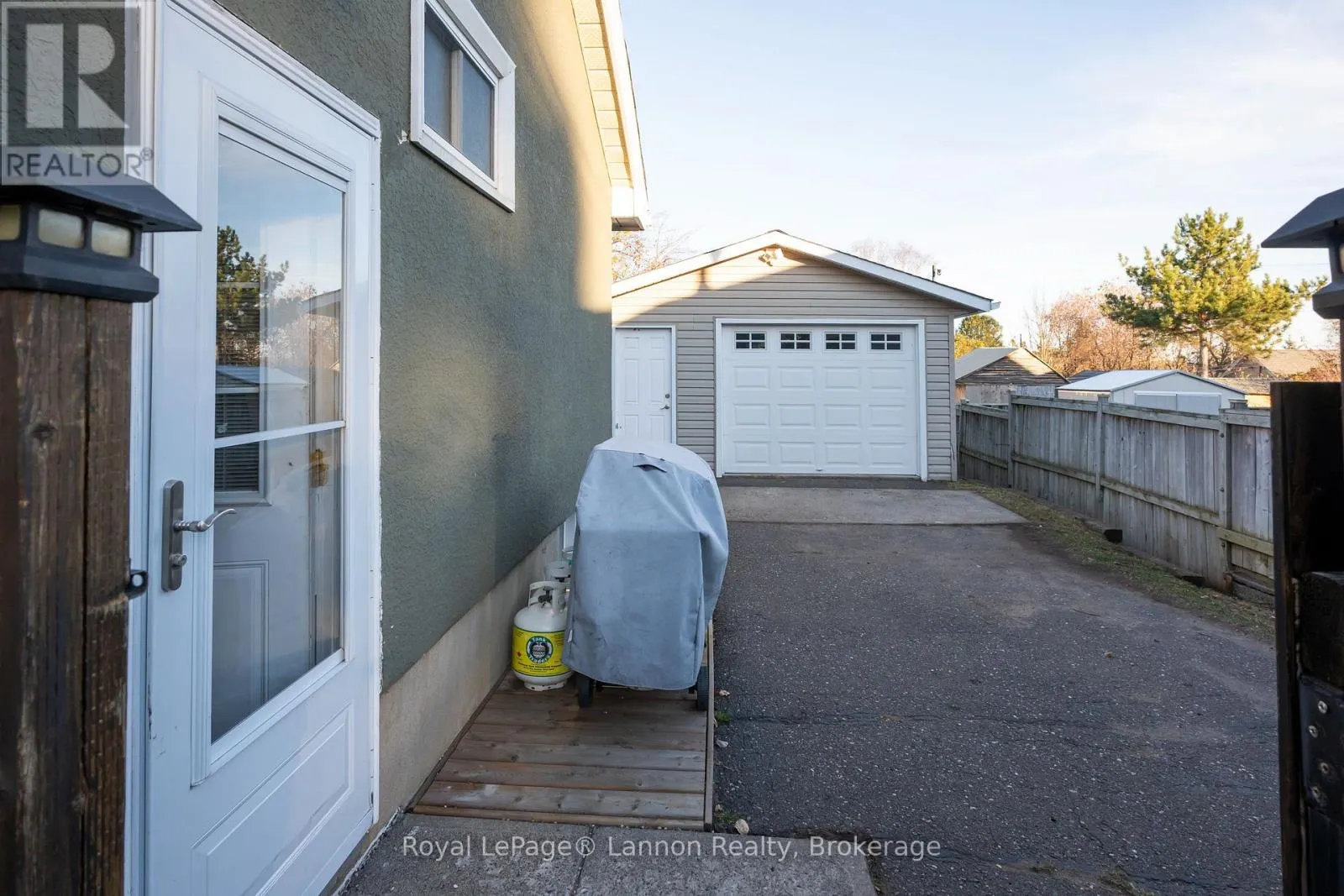 562 LESLIE AVENUE