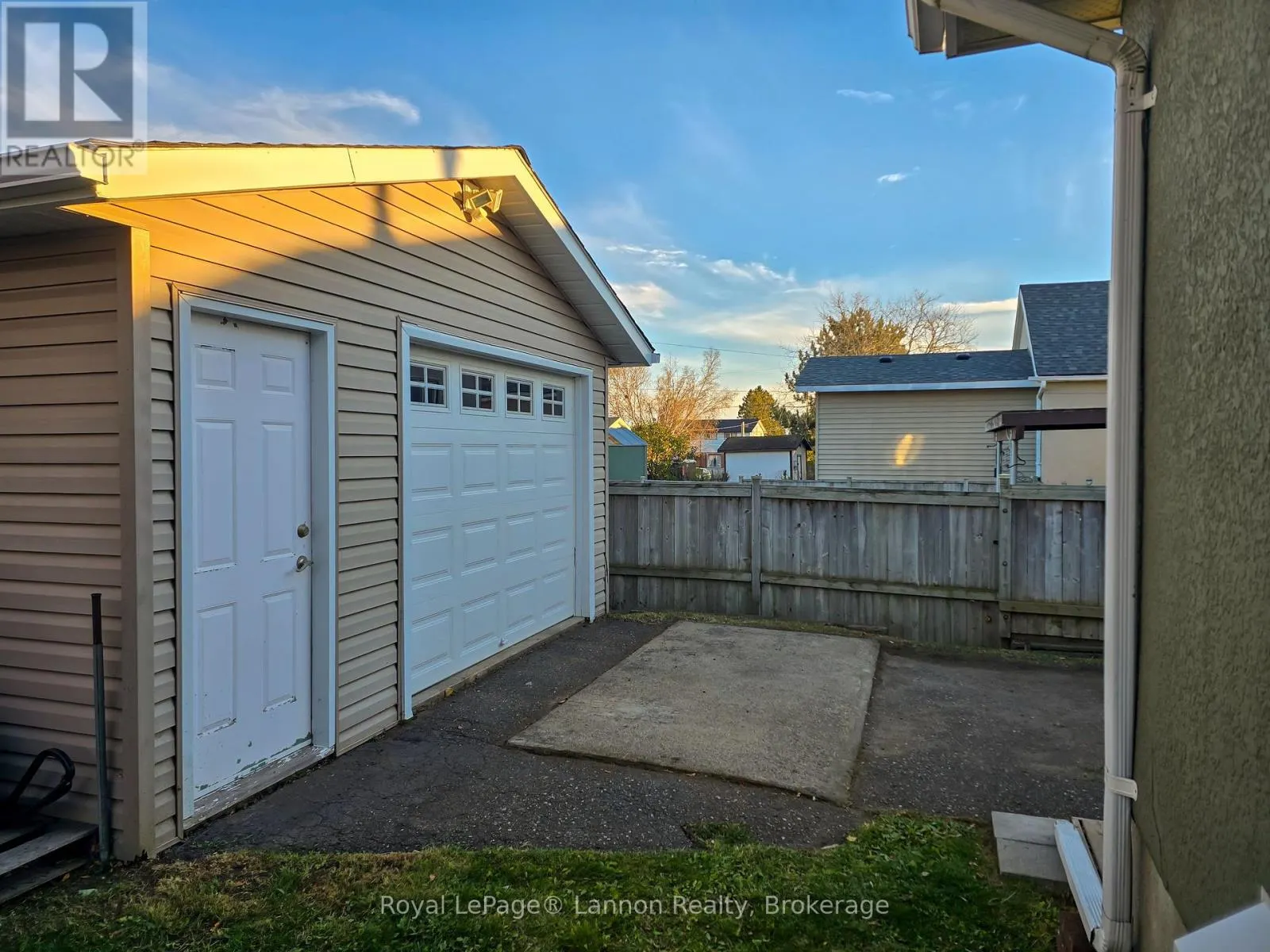 562 LESLIE AVENUE