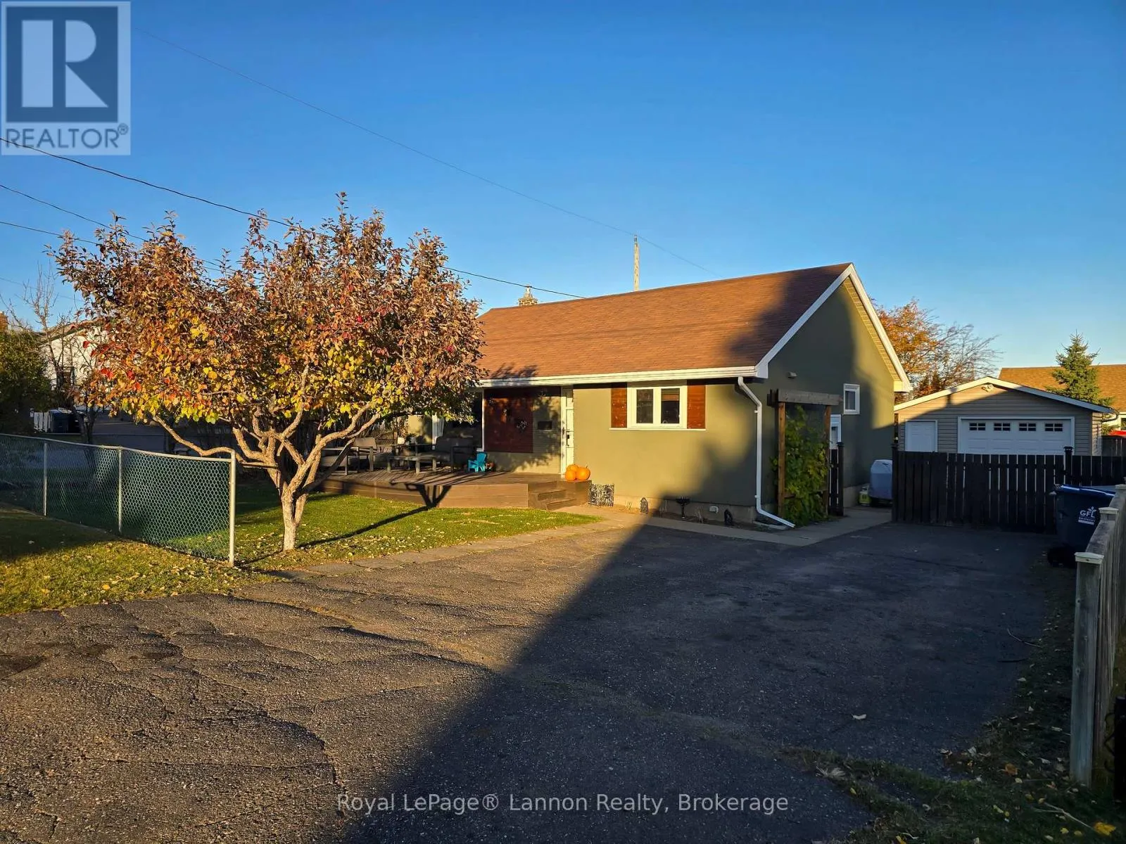 562 LESLIE AVENUE