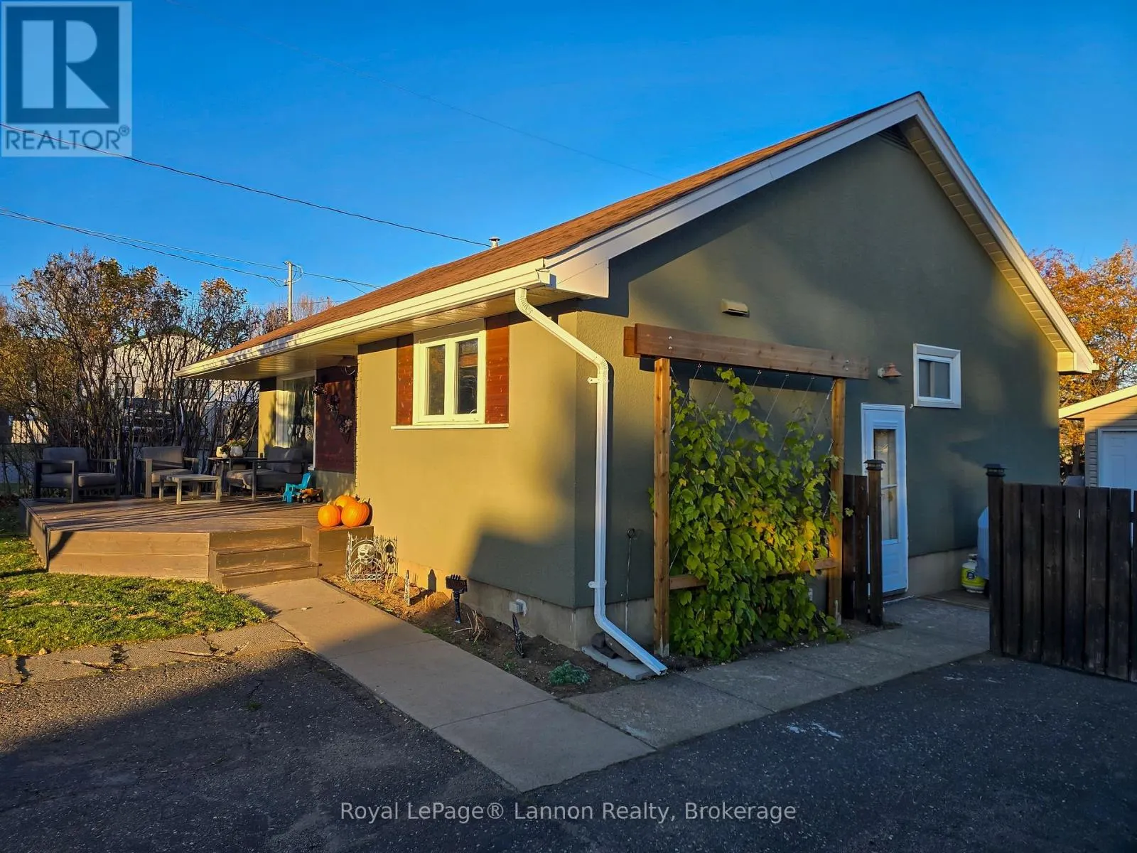 562 LESLIE AVENUE
