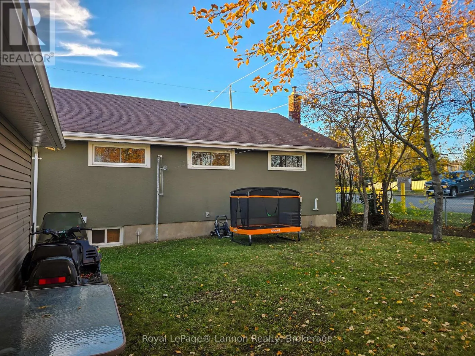 562 LESLIE AVENUE