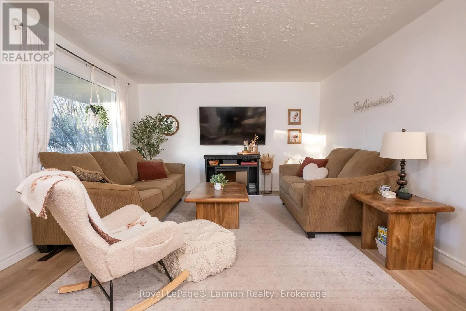 562 LESLIE AVENUE
