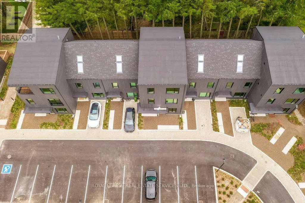 28 - 308 PARKSIDE DRIVE