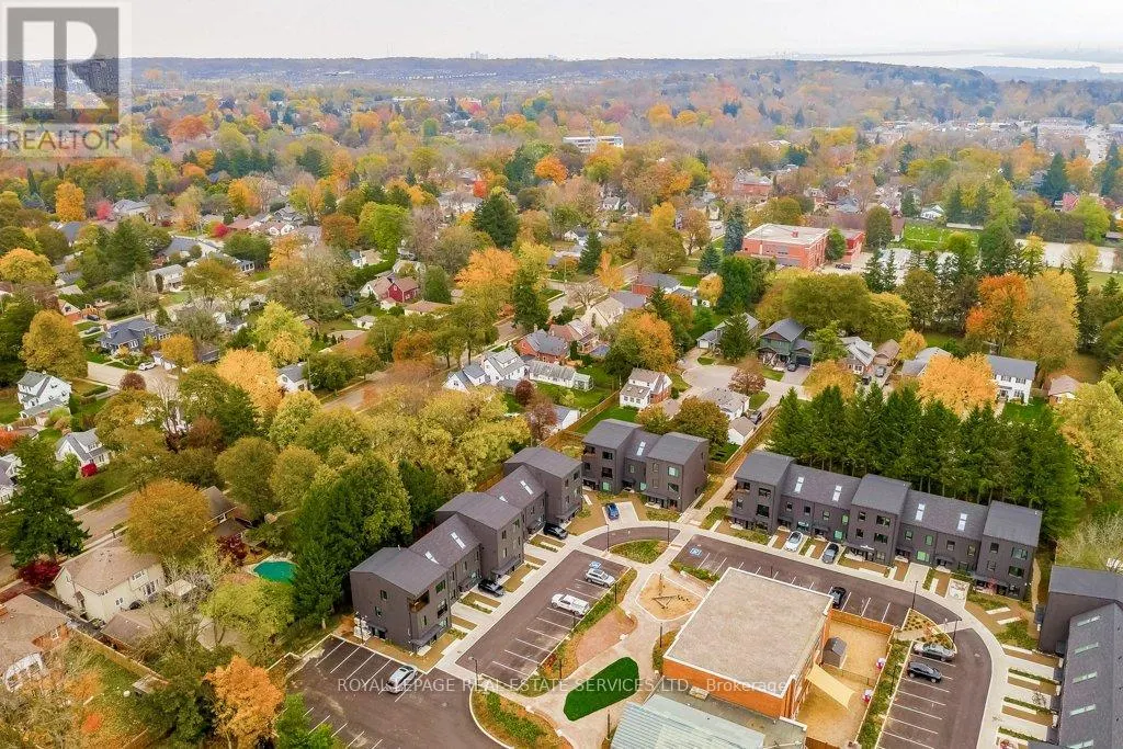 28 - 308 PARKSIDE DRIVE