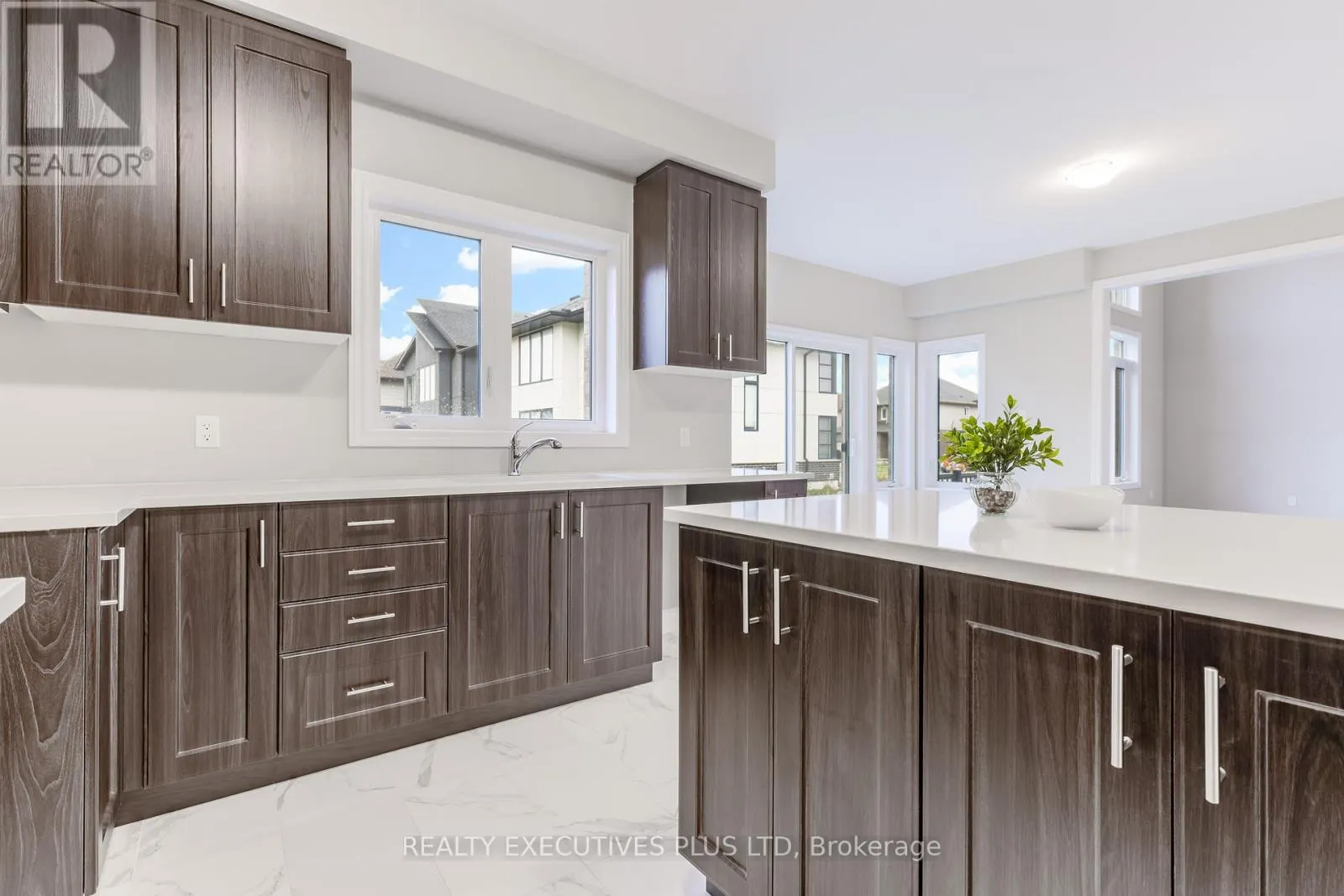 15 VENTURE WAY