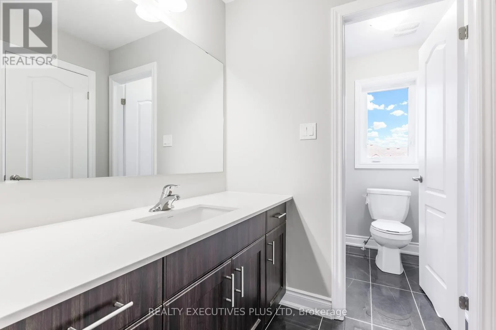 15 VENTURE WAY