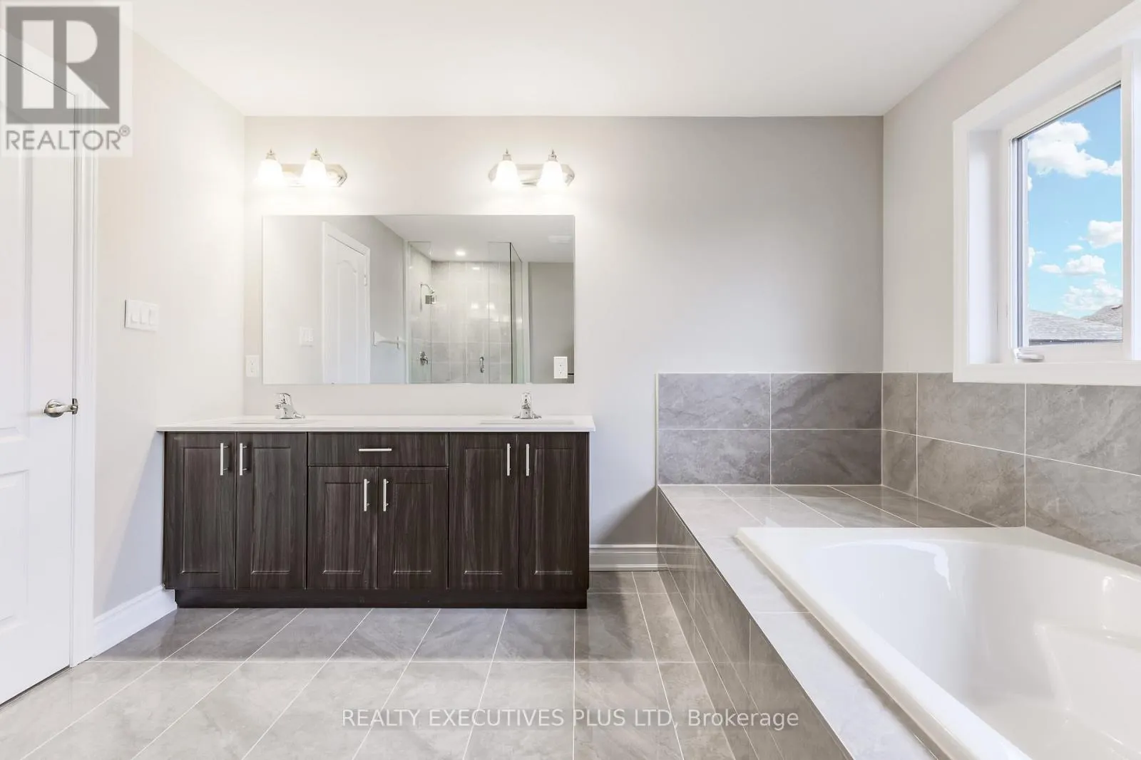 15 VENTURE WAY