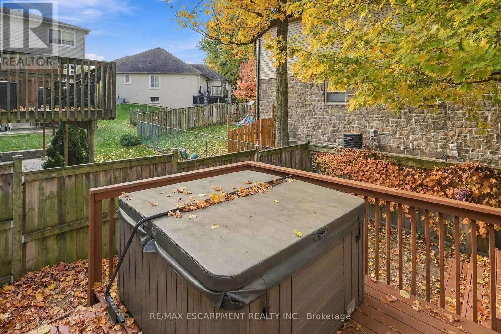 8 GOLDENVIEW COURT