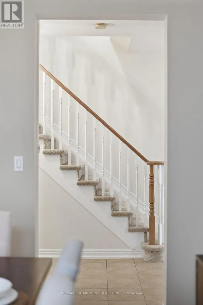 8 GOLDENVIEW COURT