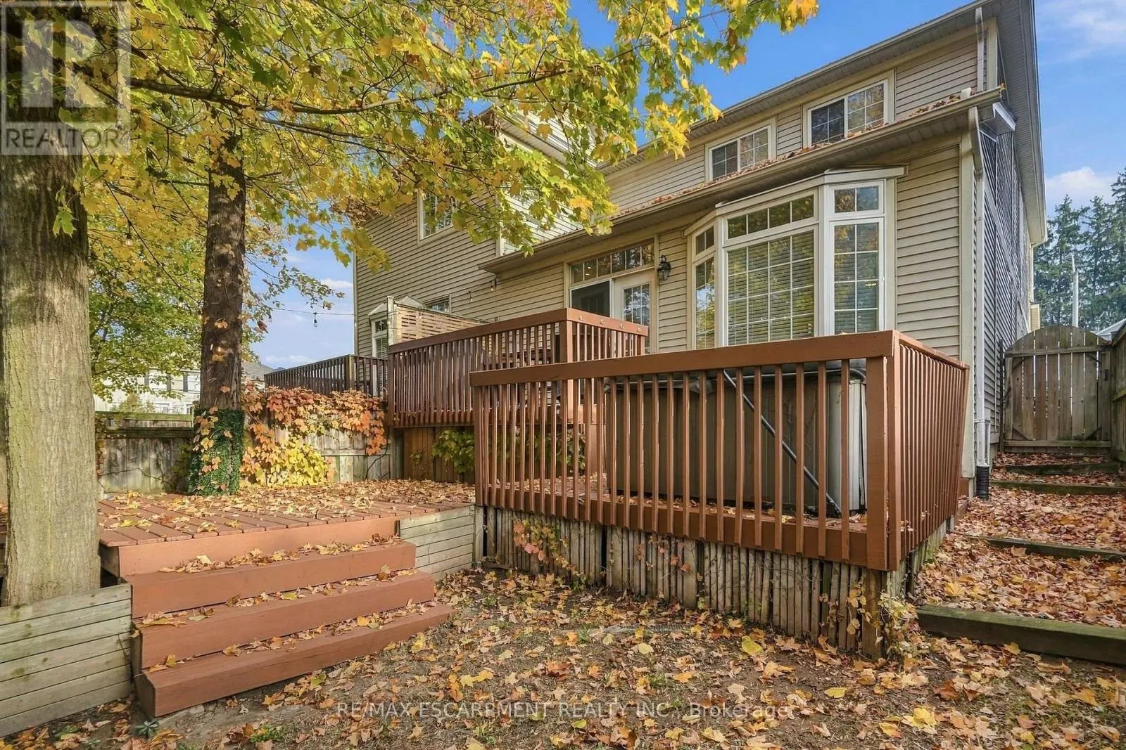 8 GOLDENVIEW COURT