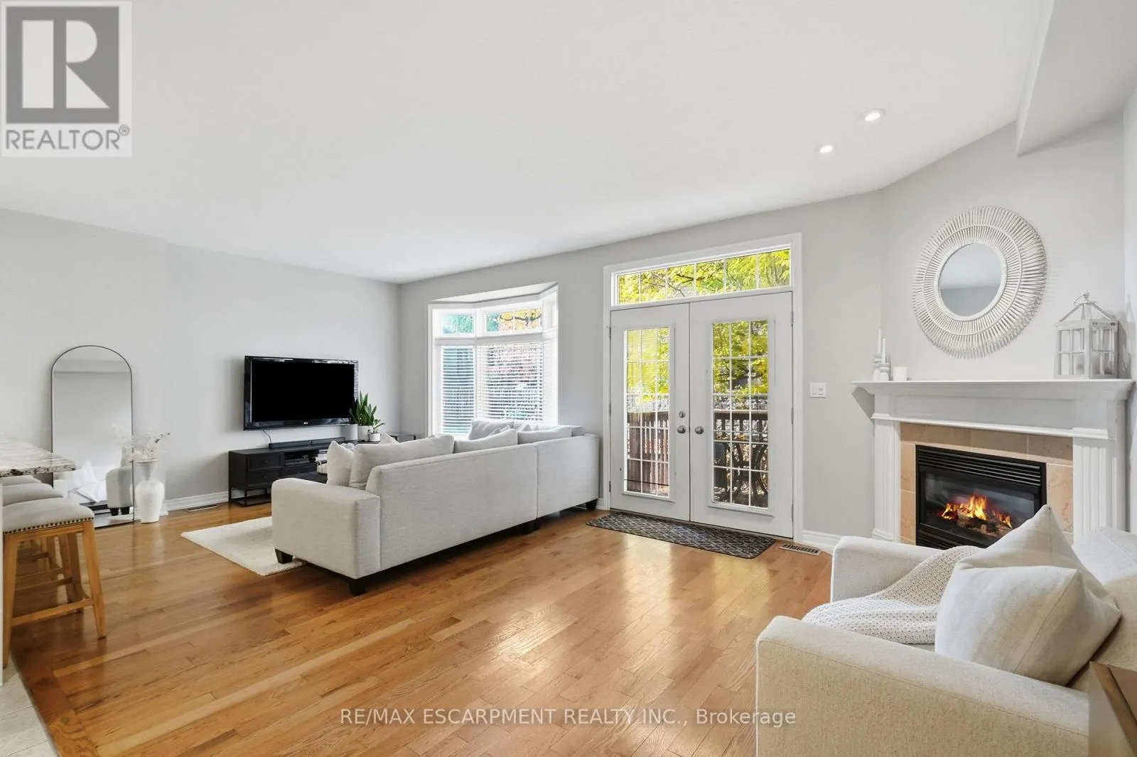 8 GOLDENVIEW COURT