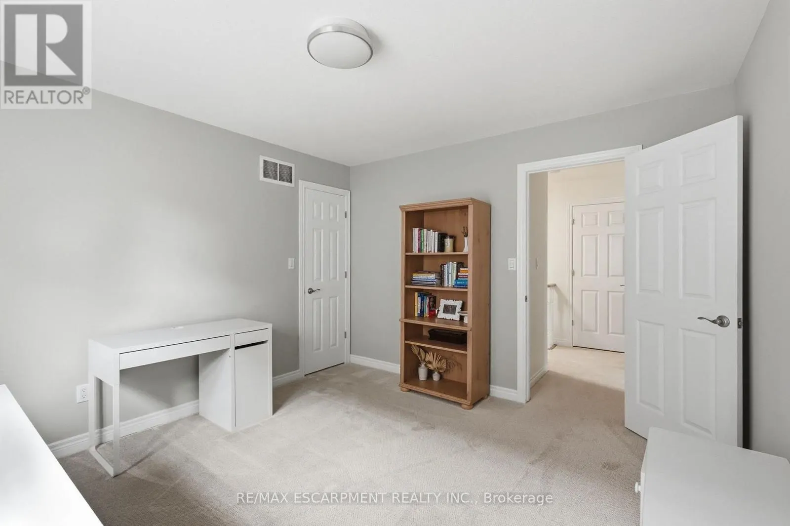 8 GOLDENVIEW COURT
