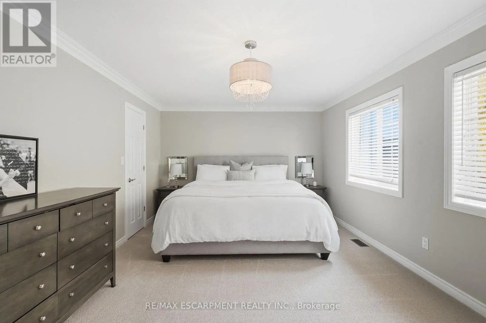 8 GOLDENVIEW COURT