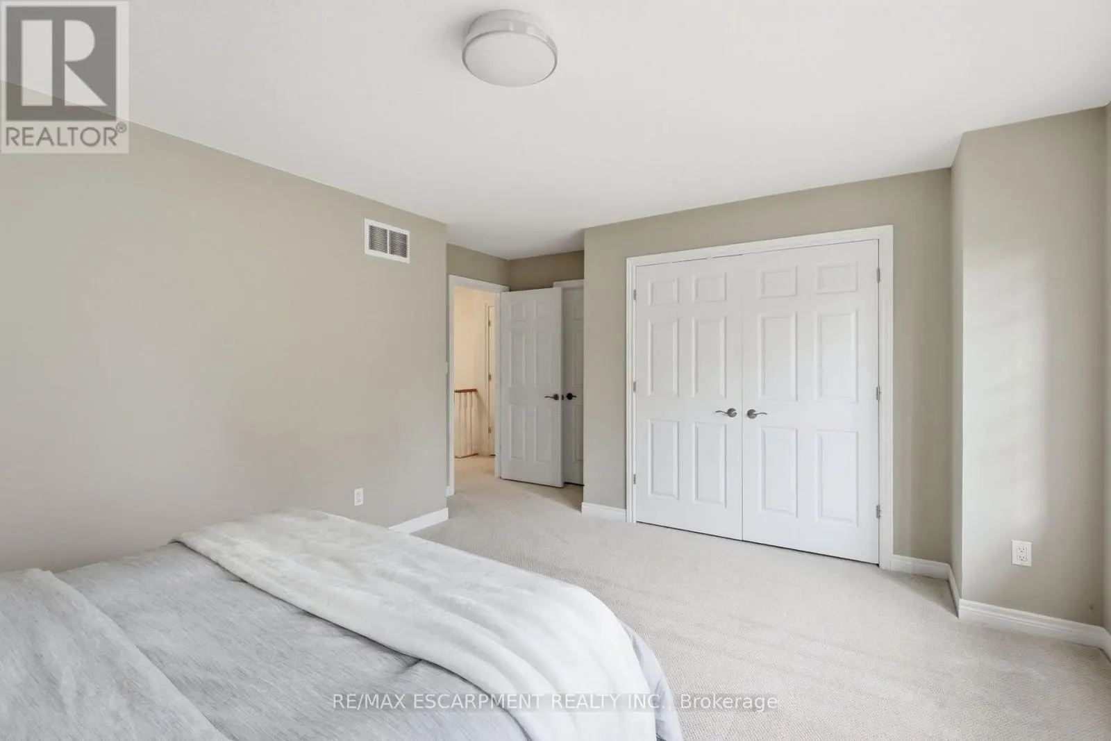8 GOLDENVIEW COURT