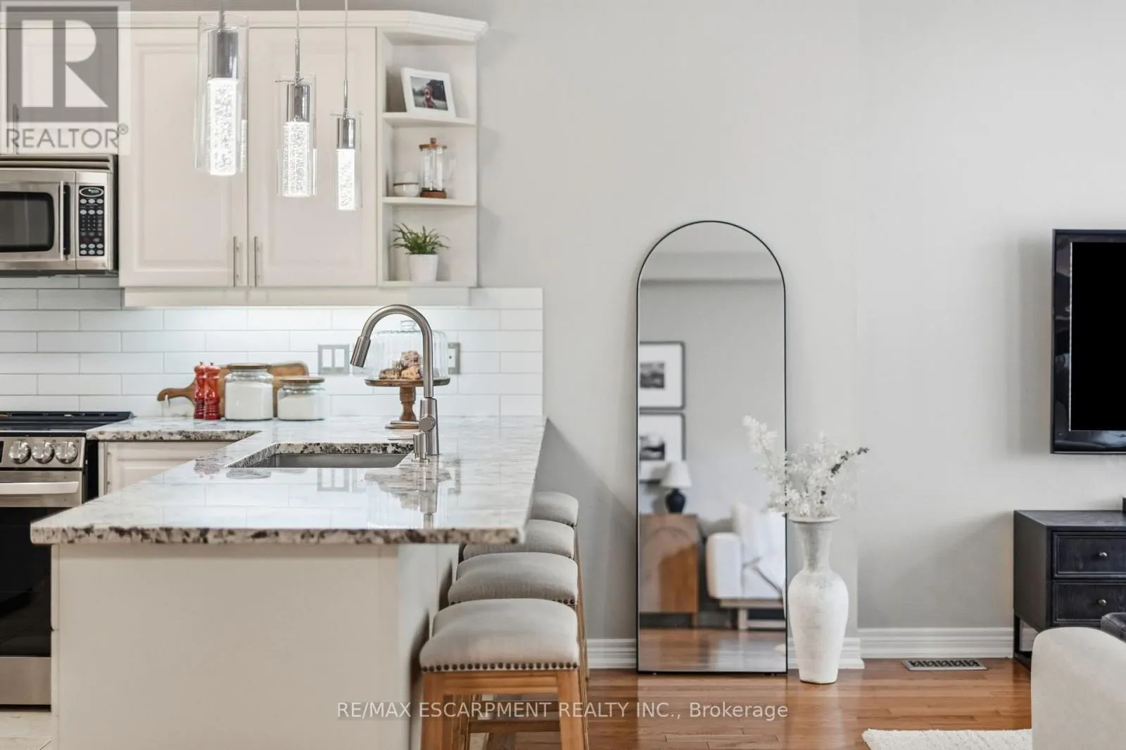 8 GOLDENVIEW COURT