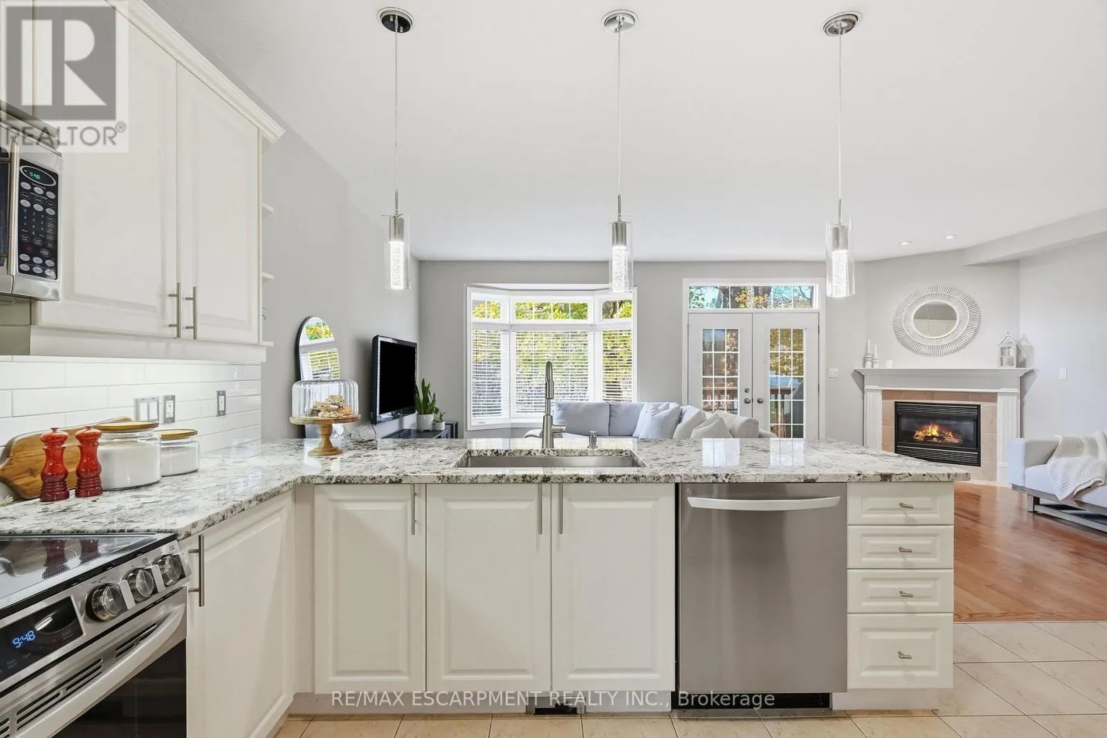8 GOLDENVIEW COURT