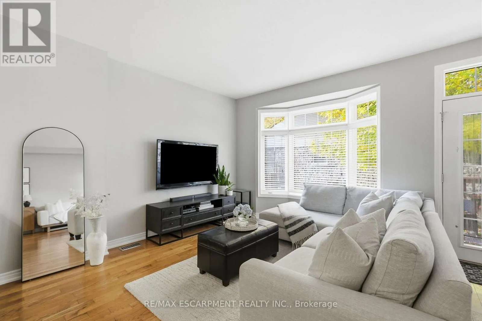 8 GOLDENVIEW COURT