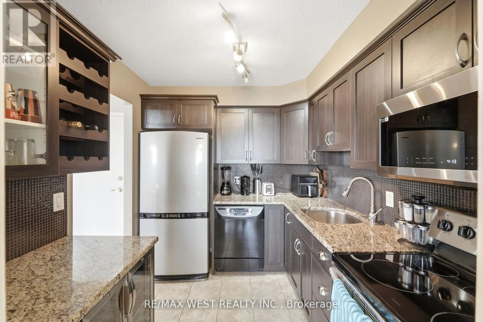 808 - 81 SCOTT STREET