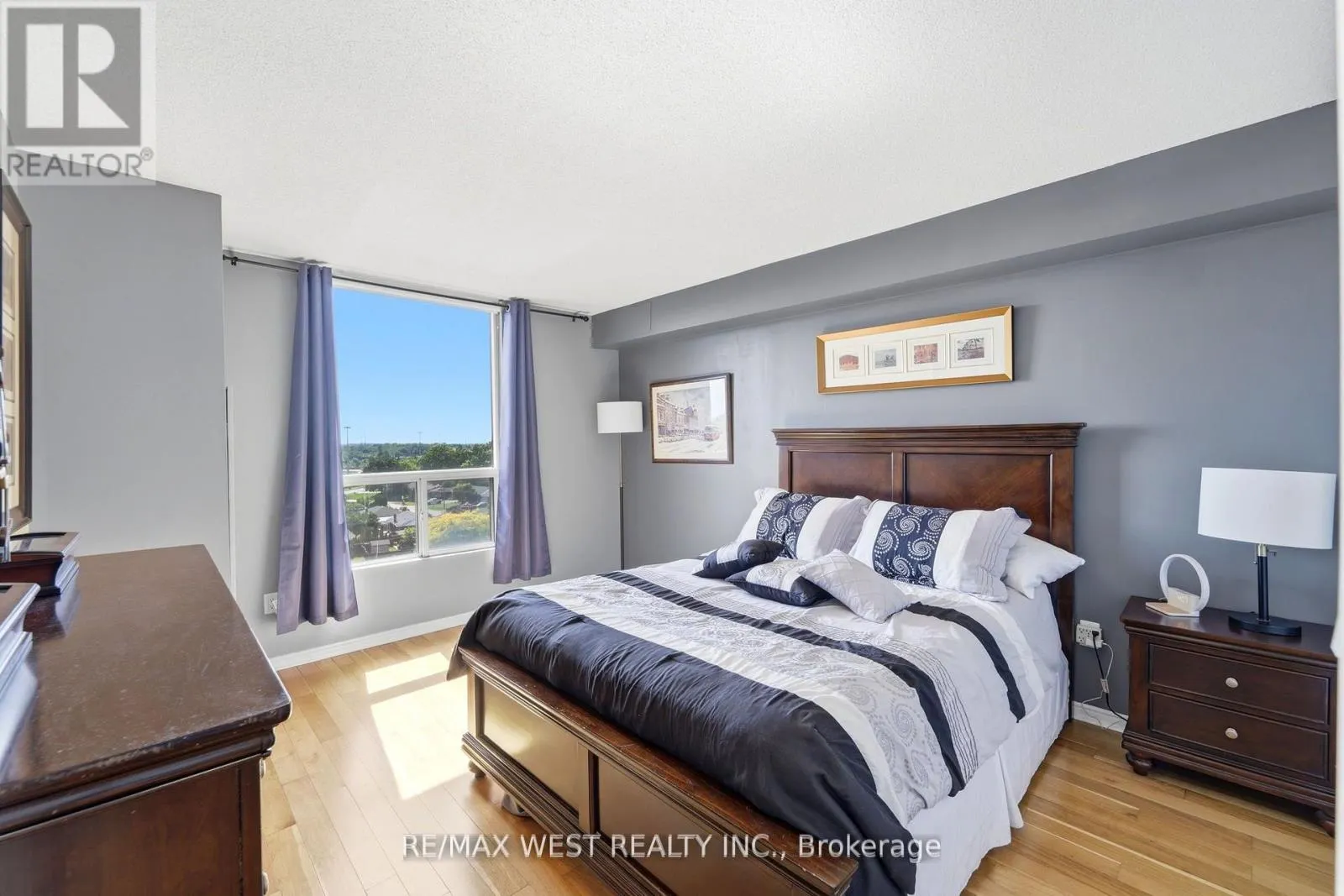 808 - 81 SCOTT STREET
