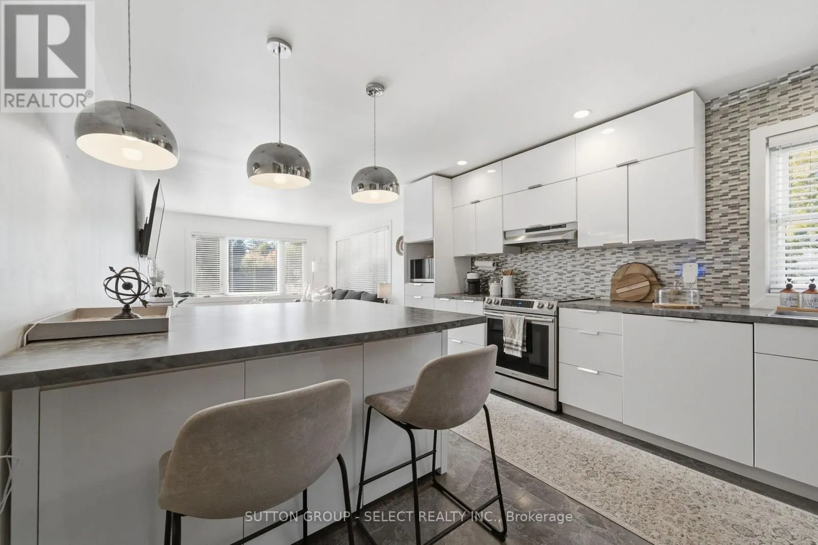18 BRISCOE STREET W